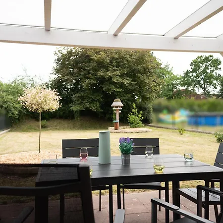 Haus Figaro Mit Hund 別荘